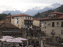 Potes, arropada por los Picos de Europa.JPG