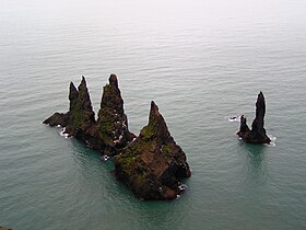 Vue des Reynisdrangar, dont Blásandi sur la droite, depuis la falaise marquant l'extrémité méridionale de la Reynisfjall, au sud-ouest de Vík í Mýrdal.