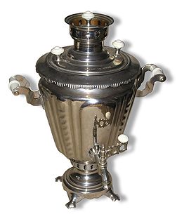 Samovar russe. (définition réelle 1 776 × 2 200)