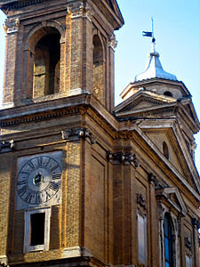 Detalhe das torres, mostrando o relógio e uma das cúpulas.
