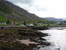 Torridon vom Ufer des Loch Torridon gesehen