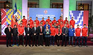 Selección nacional indígena de Chile junto a la presidenta Michelle Bachelet y otras autoridades.