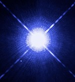 Sirius B est une naine blanche visible comme un petit point en bas à gauche de Sirius A, beaucoup plus brillante. Si ce système était observé dans le domaine des rayons X, Sirius B apparaîtrait alors plus brillante que son compagnon du fait que sa surface est significativement plus chaude. Photographie prise le 15 octobre 2003 par le télescope spatial Hubble.