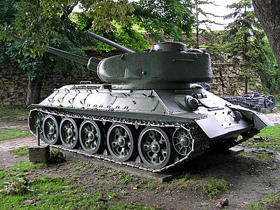 Т-34-85, вооружённый новой пушкой калибра 85 мм, имел трёхместную башню с погоном 1600 мм