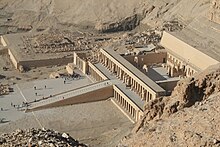 Photo aérienne du temple d'Hatchepsout, dont l'entrée est jonchée de colonnes