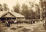 Местные жители возле корчмы, 1900 год