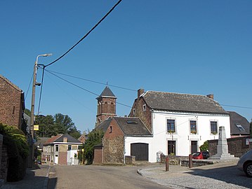 Hoofdstraat met kerk en begraafplaats