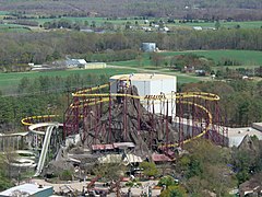 Le bâtiment blanc contient les montagnes russes Flight of Fear à Kings Dominion.