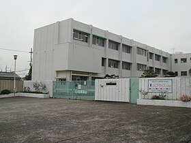 寝屋川市立明和小学校の校門からのショット.JPG