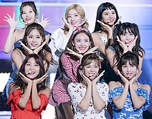 Twice prezentante la kanton "Cheer Up" en julio 2018 De maldekstre dekstren, malantaŭen antaŭen: Sana, Dahyun, Chaeyoung, Tzuyu, Nayeon, Momo, Jihyo, Jeongyeon, kaj Mina