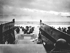 Tentara Amerika Serikat mendarat di Pantai Omaha pada Invasi Normandia, 6 Juni 1944.