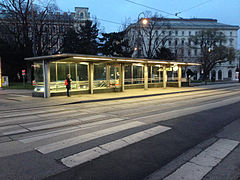 De tramhalte van de kruisende tramlijn 46 met geïntegreerde trap naar het perron.