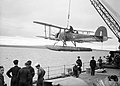 Swordfish com flutuadores sendo içado para o couraçado HMS Malaya em outubro de 1941.