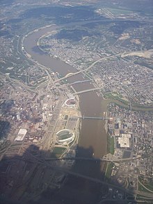 Photographie aérienne d'une grande ville au bord d'un fleuve traversé par de nombreux ponts.