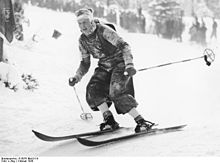 Une skieuse pendant une descente