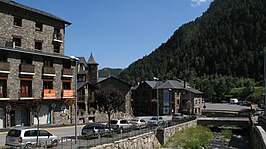 Zicht op Arinsal met Sint-Andreaskerk, CG-5-hoofdweg en Riu d'Arinsal