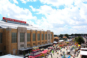 Das Indiana Farmers Coliseum von außen während der Indiana State Fair (August 2015)