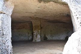 Höhle 3 mit Pilaster und Vertiefung rechts davon