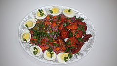 Đĩa gà nướng tandoori với xà lách tươi, trứng, hành tây, ớt, cà chua, cà rốt
