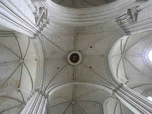 Photographie en couleurs d'une clé de voute percée d'un oculus.