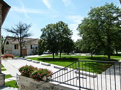 L'intérieur actuel et rénové de la cour de la Ferme de Boussy-Saint-Antoine.