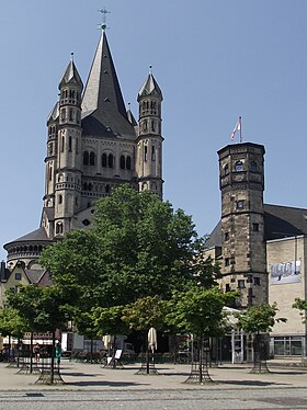 Vue de l'église depuis la rive opposée du Rhin