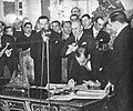 Riart firmando el tratado de paz con Bolivia, 1938.