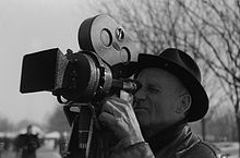 Homme utilisant une caméra en mars 1947 à Leipzig.