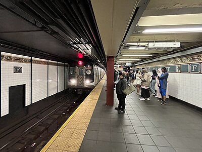 Northbound R160 J train arriving