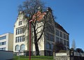 Schulgebäude (Gymnasium) und in Bruchteilen erhaltenes Kriegerdenkmal „Zu Ehren Gefallener in den Kriegen 1866 und 1871“