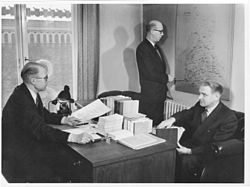 Kielitieteilijät Lauri Hakulinen (vas.), Veikko Ruoppila ja R. E. Nirvi vuonna 1955.
