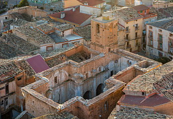 Vista superior da igreja sem telhado de São Pedro, dedicada ao patrono de Ariza, província de Saragoça, Aragão, Espanha, onde está situada. O templo é de estilo herreriano e foi construído em 1620. (definição 7 984 × 5 501)