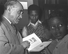 יעקב פייטלוביץ' נפגש עם ילדים עולים מאתיופיה בביתו בתל אביב, 1955