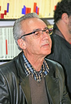 O escritor Juan José Millás en un acto en Madrit en sinyando libros en 2008.
