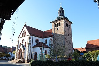 Der ehemalige Wehrturm der Kirche aus dem 13. Jahrhundert
