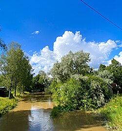 Kirkkojoki Siuntion kirkonkylässä kesällä 2023.