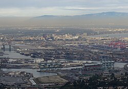 Los Angelesin satamaa ja Long Beach.