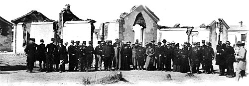 Le Général Commandant en chef, les Ministres de France et de Belgique et les invités à l’inauguration de la voie ferrée de Lou-Kou-Kiao, à Pékin, au milieu des ruines des ateliers de Chan-Sin-Tien