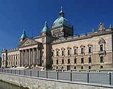 Le tribunal du Reich, imposant bâtiment aux influences de style renaissance italienne et baroque français. En son centre six imposantes colonnes soutiennent le tympan. Le bâtiment est coiffé d'un dome de cuivre (Photographie moderne).