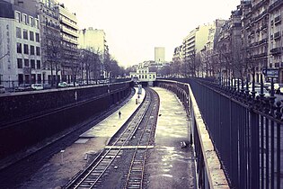 Gare de Pereire - Levallois en 1984. La voie de droite non électrifiée provient du raccordement de Courcelles.