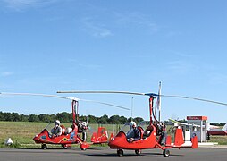 Deux autogires sur l'aérodrome de la Bourdine en 2009.