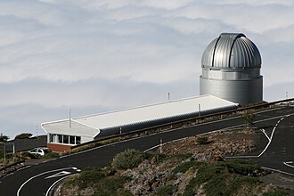 Das Mercator-Teleskop über einem Meer von Wolken vom Swedish Solar Telescope aus gesehen