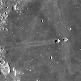 Променясті кратери Мессьє (правіший) та Мессьє A (лівіший). Мозаїка знімків LRO; ширина — 230 км.