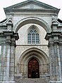 Un portail baroque donne accès à la cathédrale dont la façade date du XVe siècle.