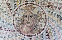 Rimski mozaik iz Pireja, ki prikazuje Meduzo, z uporabo opus tessellatum, 2. stoletje, Nacionalni arheološki muzej v Atenah