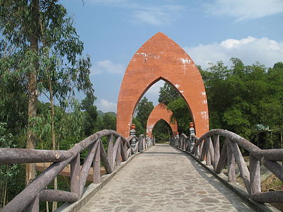 Современный мост, ведущий в Мишон