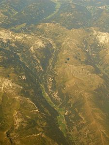 Luftbild, Richtung Norden; mit den drei Talungsabschnitten: Oben (Pongauer Seite bei Untertauern), obere Mitte (Obertauern), Unten (Lungauer Seite bei Tweng)