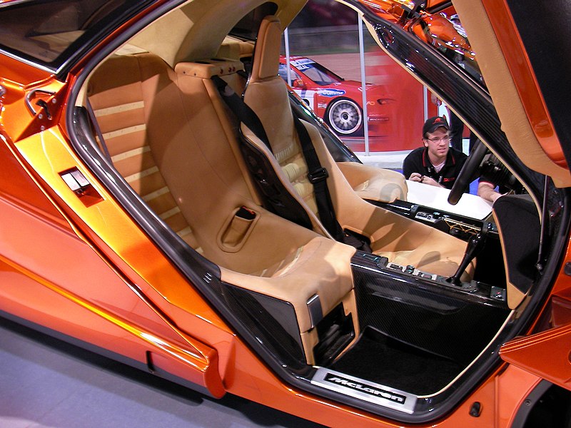 Ficheiro:Orange McLaren F1 interior.jpg