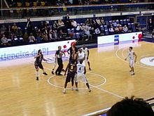 Vue des tribunes d'un engagement d'un match de basket-ball.