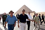 Президент Барак Обама совершил поездку по пирамидам и сфинксу с генеральным секретарем египетского Высшего совета древностей.jpg